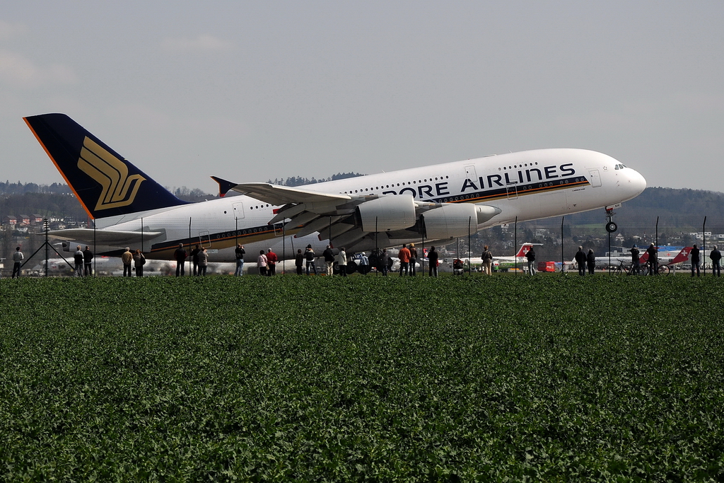 Singapore Airlines, 9V-SKH, Airbus A380-841. Fast denkt man, die Leute am Zaun knnen die Triebwerke berhren. 10.4.2010
