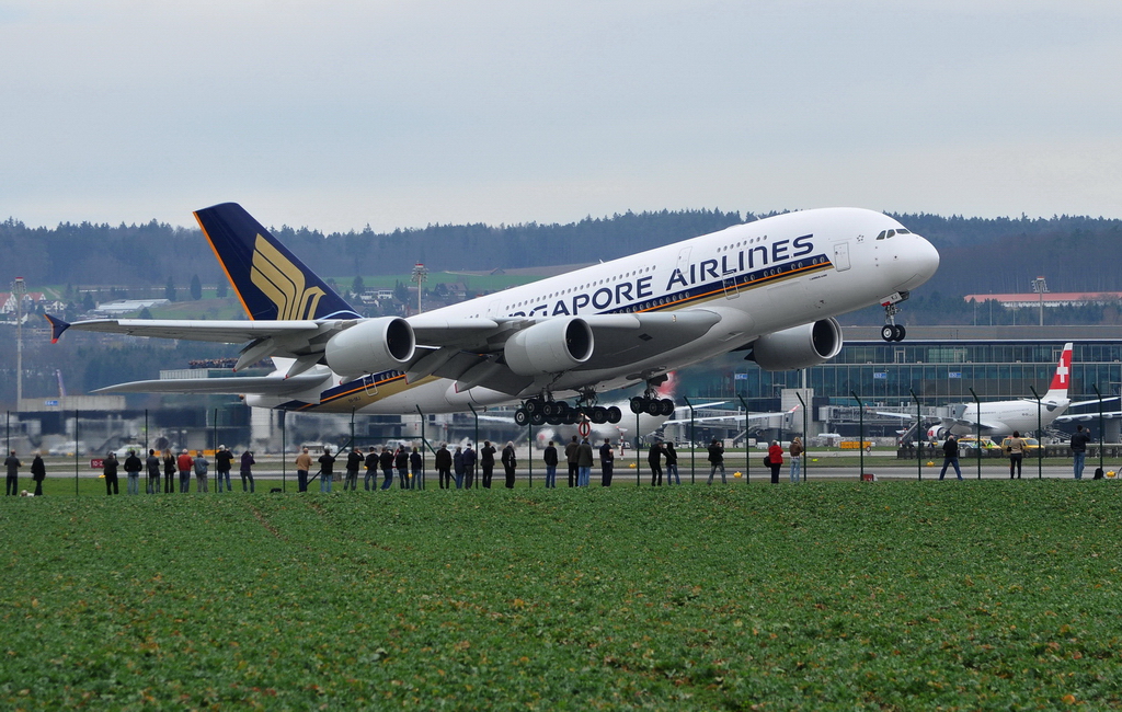 Singapore Airlines, 9V-SKJ, Airbus A380-841. Wie klein sind doch die Zuschauer am Zaun im Vergleich zum A380. 30.3.2010