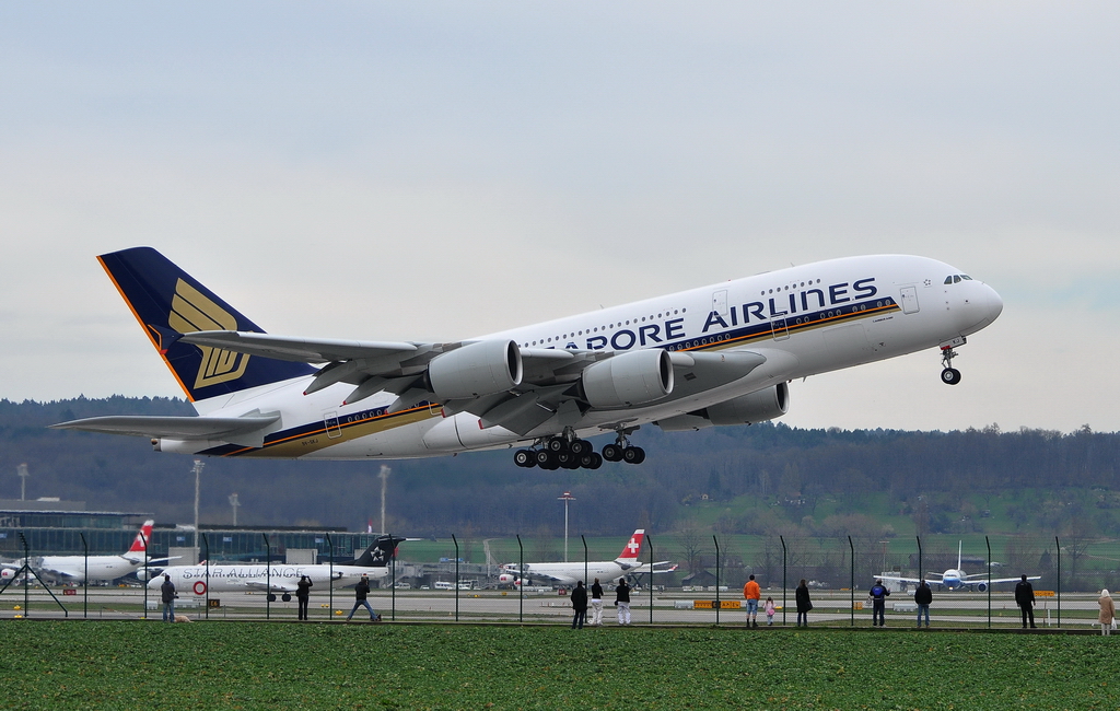 Singapore Airlines, 9V-SKJ, Airbus A380-841. Majesttisch hebt der grsste Airbus von der Startbahn 16 ab. Er ist auch sehr leise beim Start, das freut sicher auch die Anwohner in Glattbrugg. 30.3.2010