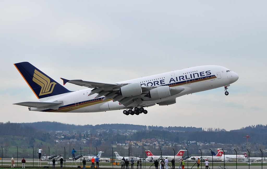 Singapore Airlines, 9V-SKJ, Airbus A380-841. Welch herrlicher Anblick in Zrich. Sehr viele Zuschauer an einem Wochentag am Mittag beim Heliport-Grill Rmlang. Der Parkplatz war berfllt. 30.3.2010 