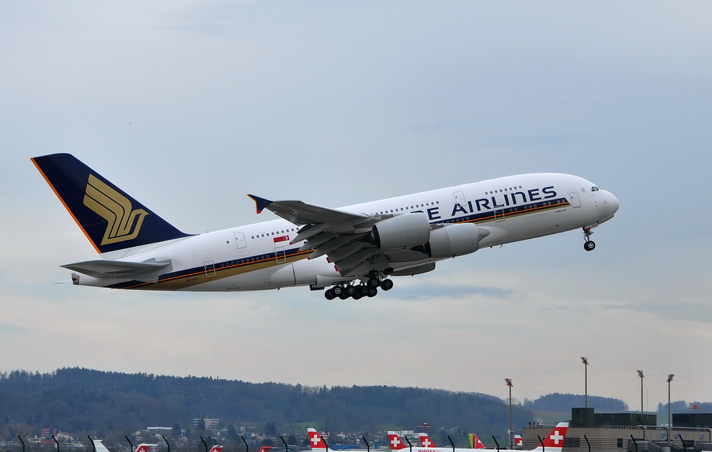 Singapore Airlines, 9V-SKJ, Airbus A380-841. Nun hat man, als Passagier, 12 Stunden Zeit, den Flug im A380 nach Singapore zu geniessen. Guten Flug wnsche ich. 30.3.2010