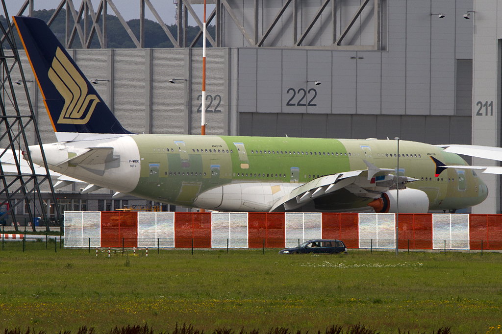Singapore Airlines, F-WWSC (later Reg.: 9V-SKO), Airbus, A380-841, 28.07.2011, XFW, Hamburg-Finkenwerder, Germany 



