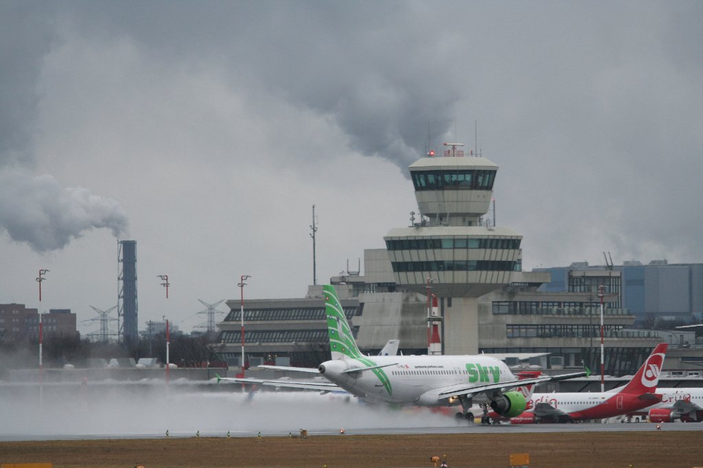Sky Airlines A 320-211 TC-SKJ beim Start in Berlin-Tegel am 19.02.2012