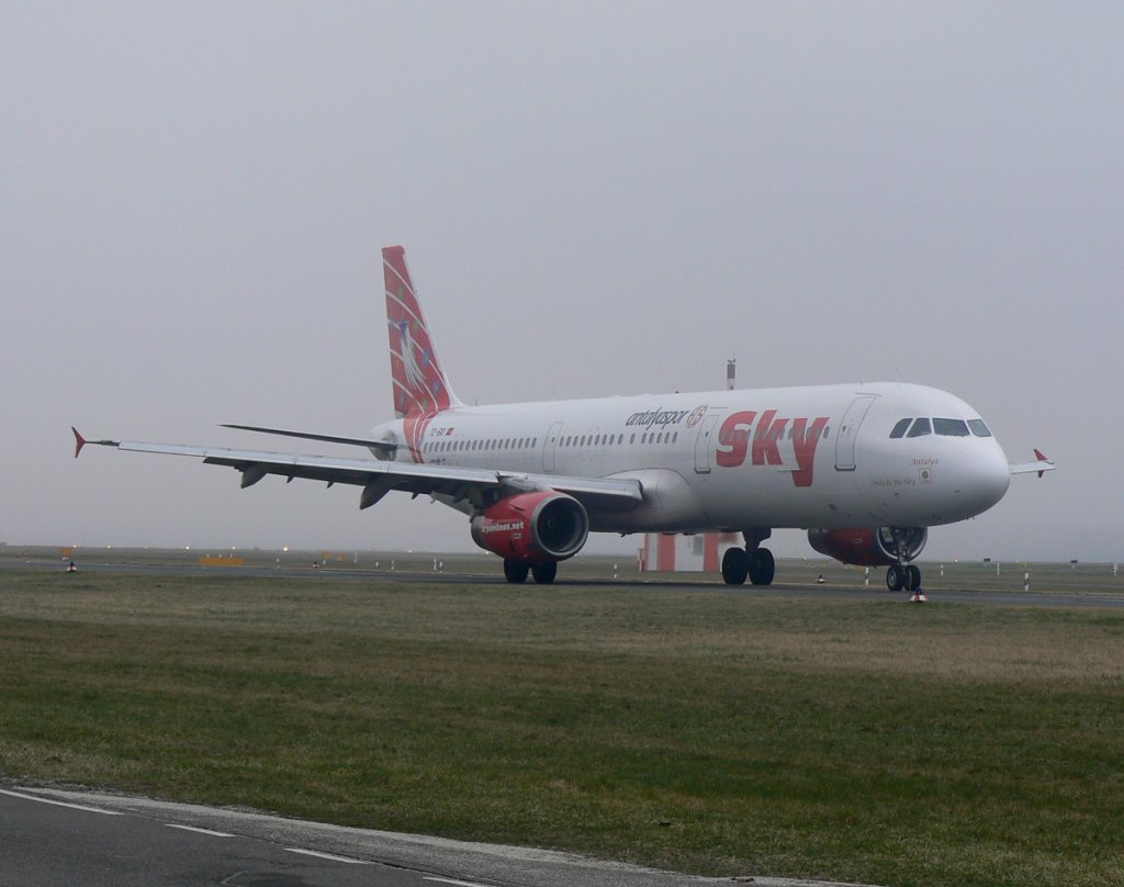 Sky Airlines A 321-231 TC-SKI auf dem Weg zum Start in Berlin-Tegel im morgenlichen Nebel des 25.03.2012