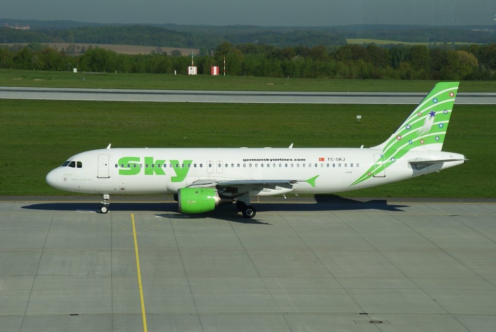 Sky Airlines, Airbus A320-200, Kennung: TC-SKJ rollt zur Startbahn auf dem Flughafen Dresden am 20.04.2009
