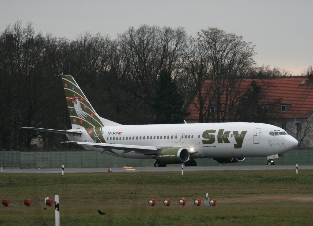 Sky Airlines B 737-49R TC-SKM auf dem Weg zum Start in Berlin-Tegel am 16.01.2011