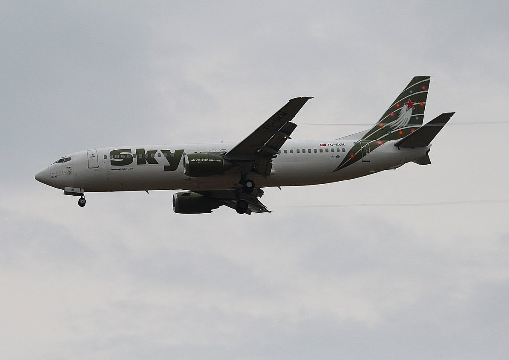 Sky Airlines B 737-49R TC-SKM bei der Landung in Berlin-Schnefeld am 03.08.2012