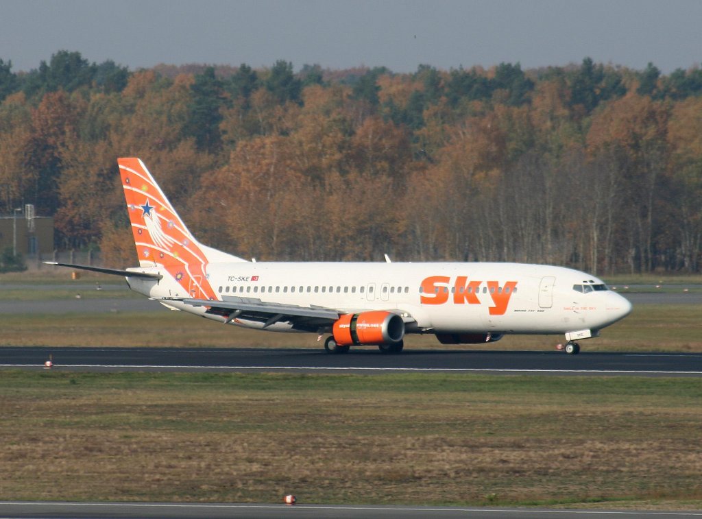 Sky Airlines B 737-4Q8 TC-SKE nach der Landung in Berlin-Tegel am 01.11.2009