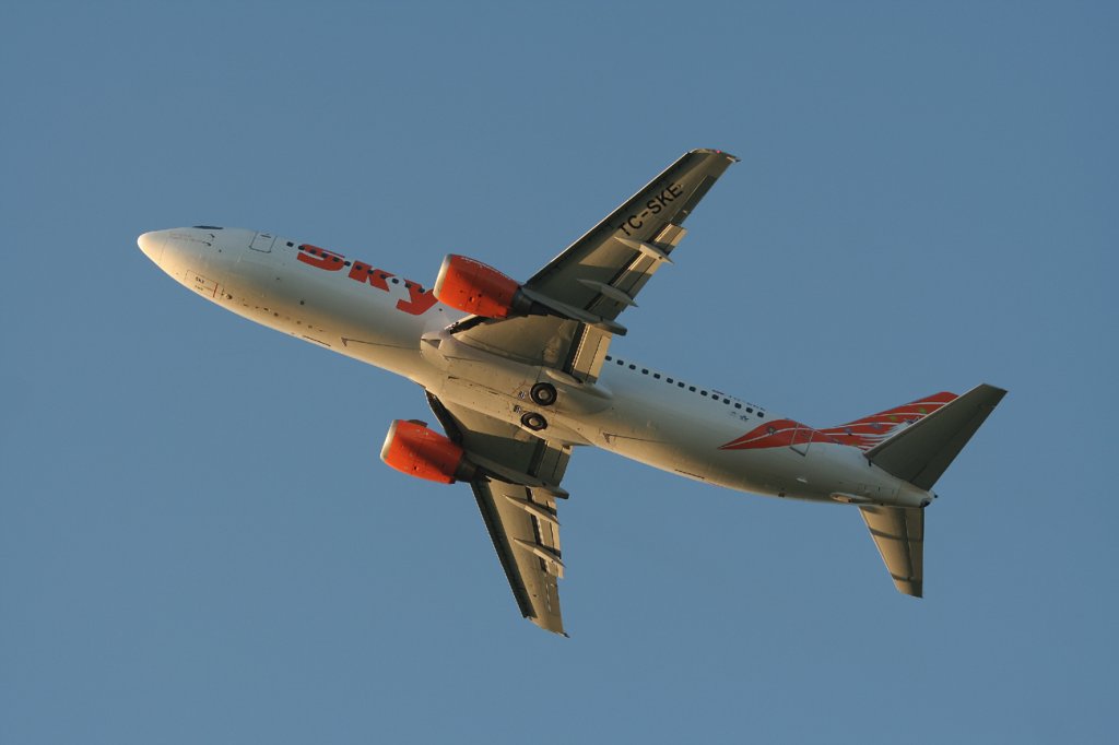 Sky Airlines B 737-4Q8 TC-SKE kurz nach dem Start in Berlin-Tegel am 25.09.2011