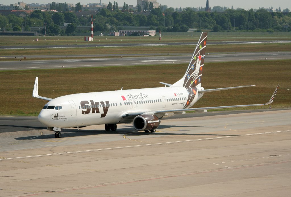 Sky Airlines B 737-94X(ER) TC-SKP bei der Ankunft in Berlin-Tegel am 22.05.2012