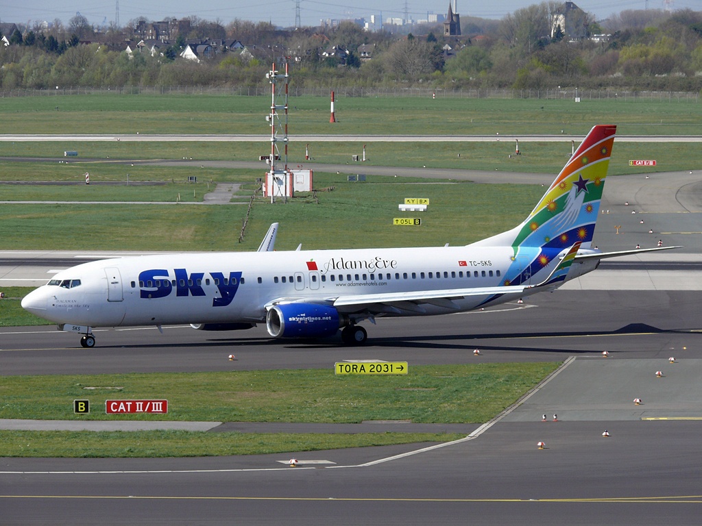 Sky Airlines; TC-SKS; Boeing 737-83N. Flughafen Dsseldorf. 02.04.2011.