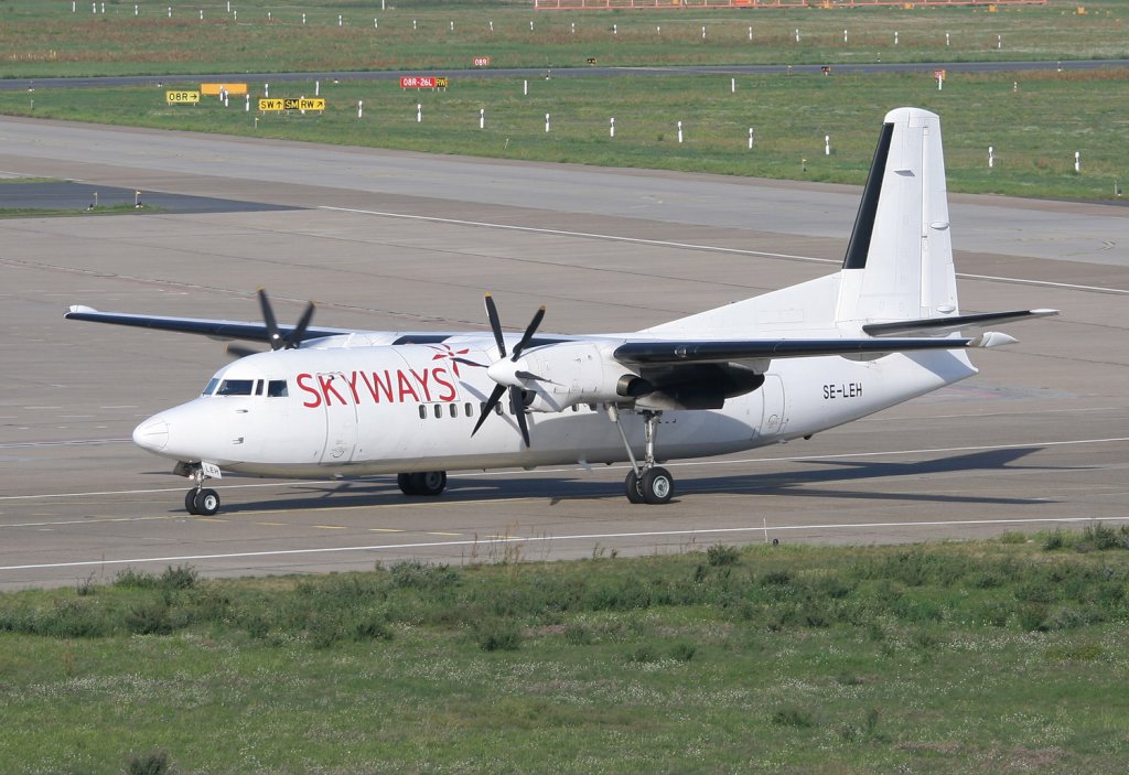 Skyways Fokker 50 SE-LEH bei der Ankunft in Berlin-Tegel am 21.08.2010