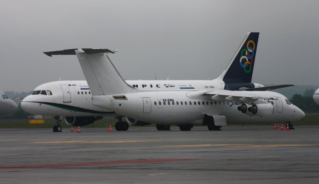 SkyWings,SX-DMA,(c/nE3341),British Aerospace Avro RJ100,22.06.2012,GDN-EPGD,Gdansk,Polen(Hinten Olympic Airlines,SX-OAU,(c/n4193),Airbus A320-214)