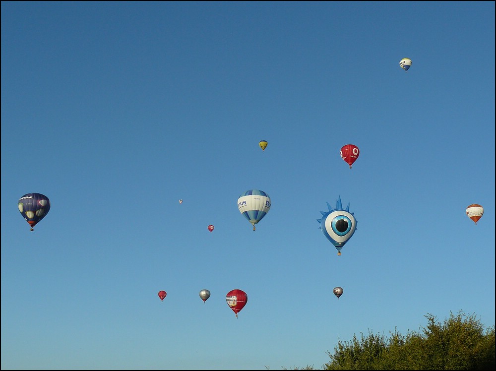 So langsam fllt sich der Himmel bei der Mosel Ballon Fiesta in Trier-Fhren am 21.08.2010.