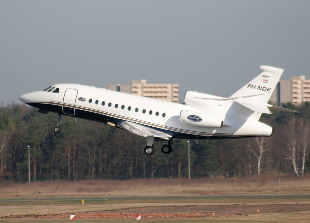 Solid Air Dassault Falcon 900B PH-NDK beim Start in Berlin-Tegel am 02.04.2010
