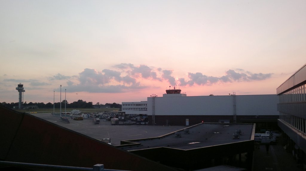 Sonnenuntergang am Airoport Hannover, am 26.06.2011. 