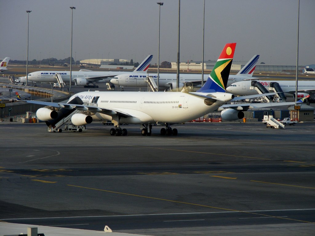 SOUTH AFRICAN A340-600 ZS-SXD auf dem Flughafen Johannesburg am 15.9.2009