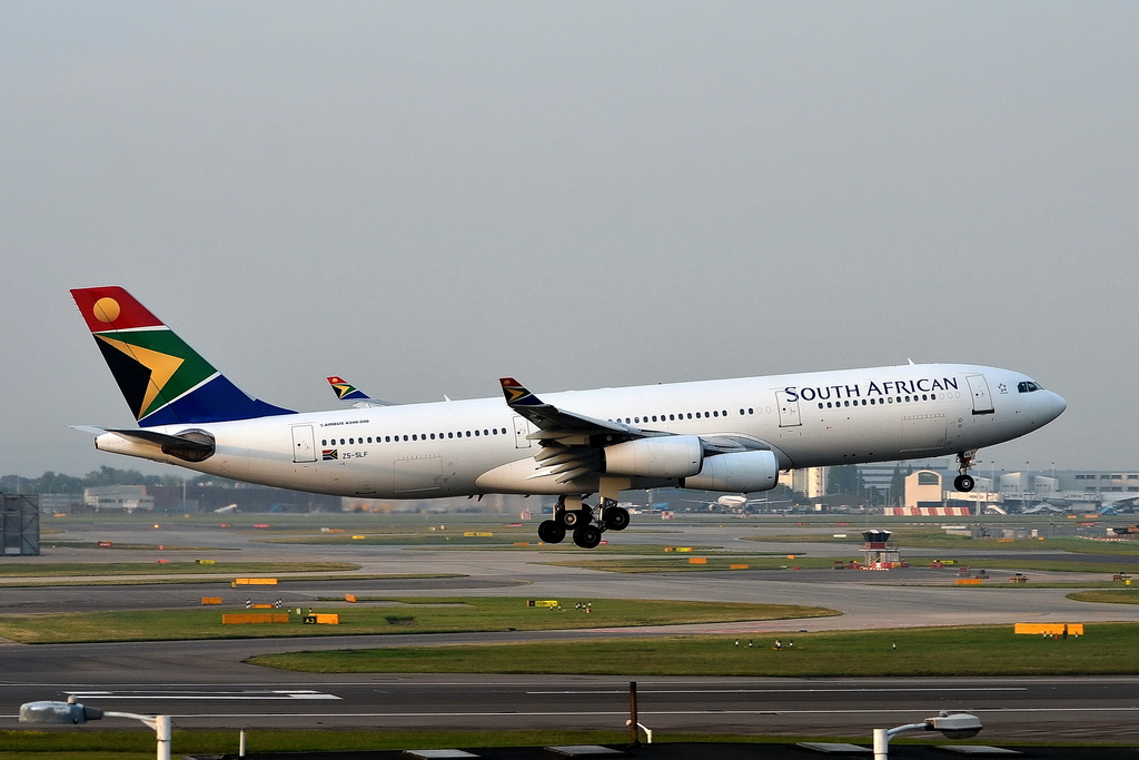 South African Airways, ZS-SLF, Airbus A 340-211. Kurz vor dem touchdown auf der Bahn 27R am frhen Morgen. 31.7.2011