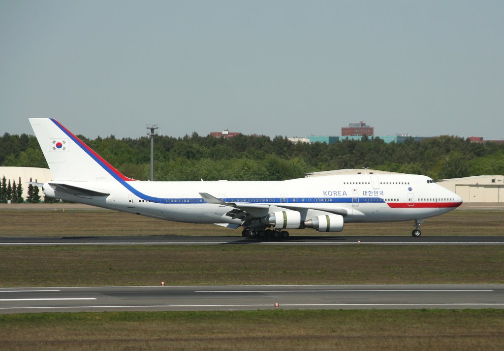 South Korea Goverment B 747-4B5 HL7465 nach der Landung in Berlin-Tegel am 08.05.2011