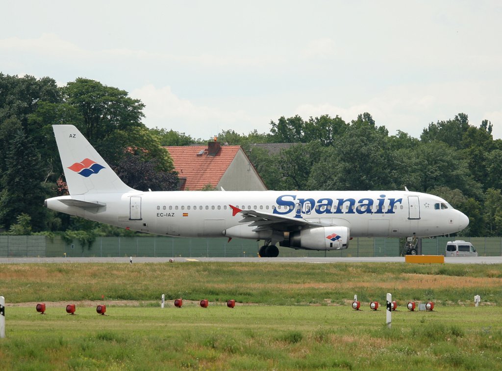 Spanair A 320-232 EC-IAZ kurz vor dem Start in Berlin-Tegel am 18.06.2011