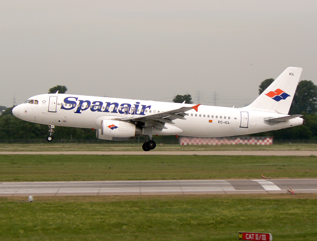Spanair A-320 EC-ICL im Anflug auf 23L in DUS / EDDL / Düsseldorf am 13.05.2007