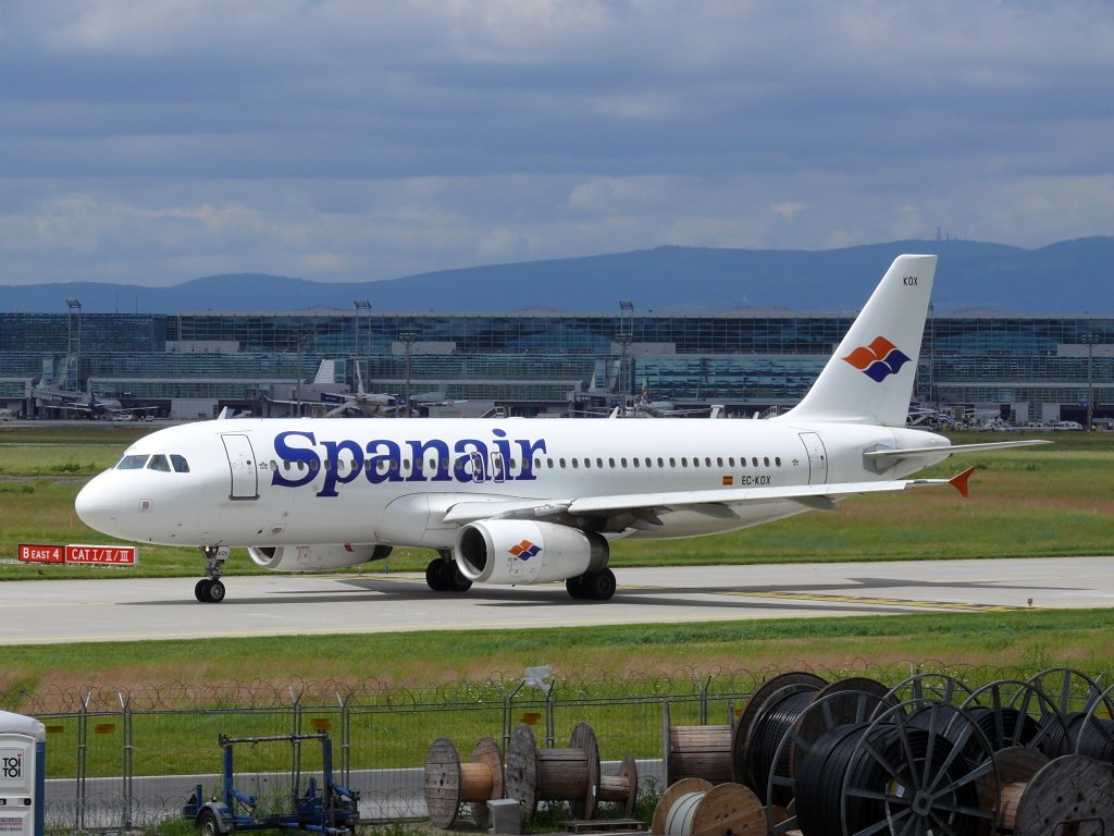 Spanair; EC-KOX; Airbus A320-232. Flughafen Frankfurt/Main. 12.06.2010.