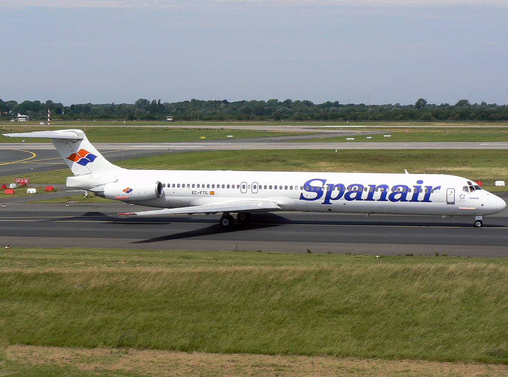 Spanair MD-83 EC-FTS auf dem Taxiway zur 23L in DUS / EDDL / Dsseldorf am 13.07.2007