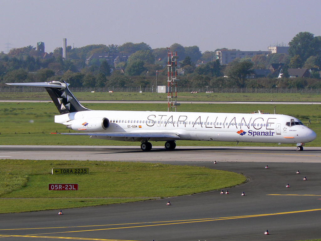 Spanair Star Alliance MD-82 EC-GOM nach der Landung auf 05R in DUS / EDDL / Düsseldorf am 07.10.2007