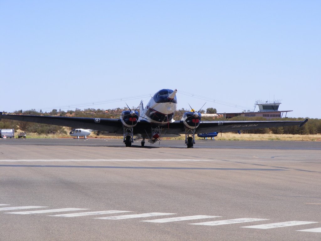 SPECTRUM DC-3 ZS-ASN mit Spezialausrüstung für wissenschaftliche Forschung auf dem Airport Ayers Rock in Australien am 6.3.2010