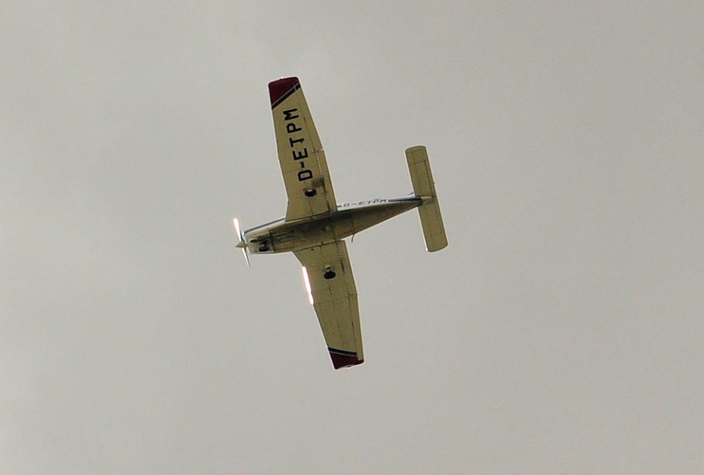 Sportflugzeug, wahrscheinlich eine Piper PA-28, D-ETPM, beim berflug in Euskirchen - 14.07.2010