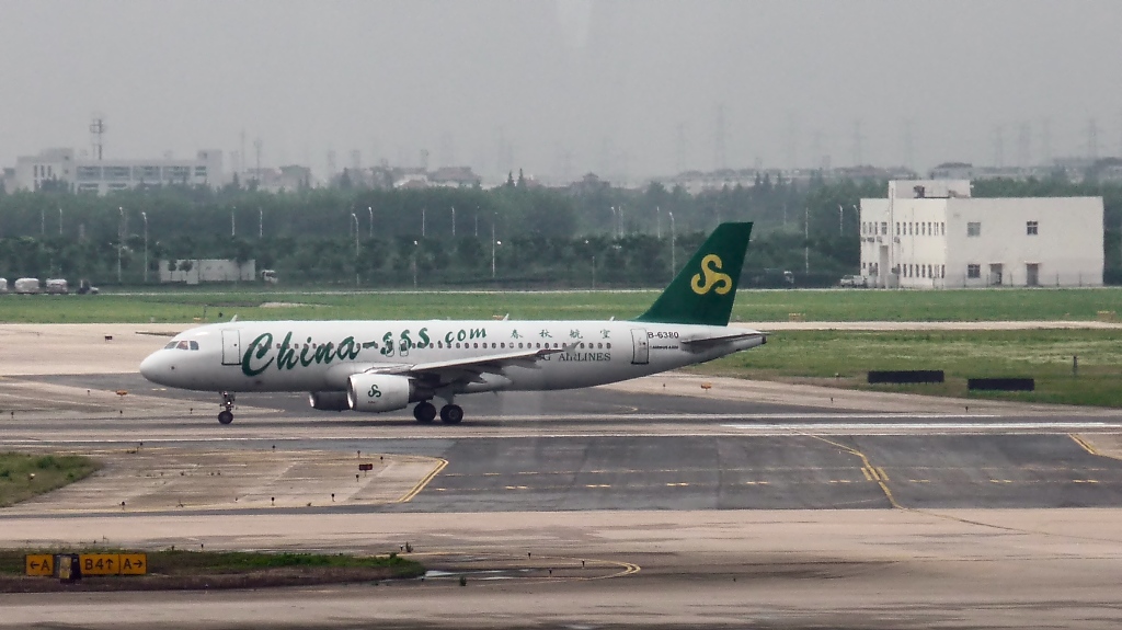 Spring Airlines Airbus A320-214 B-6380 in Pudong (15.7.10)
