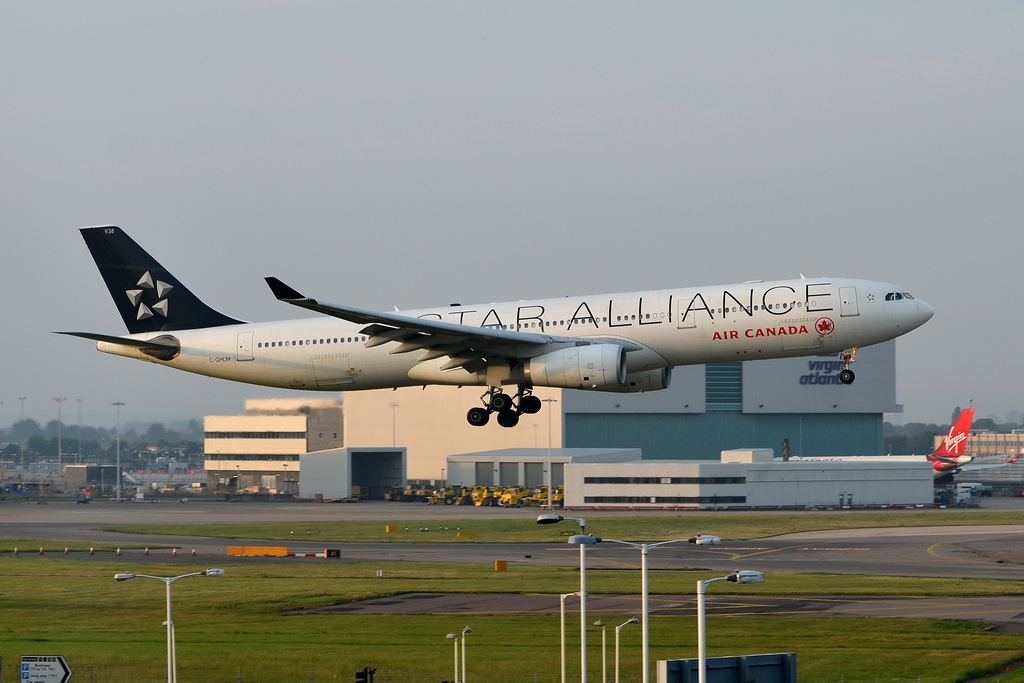 Star Alliance ( Air Canada ), C-GHLM, Airbus A330-343X. Mit nur 150mm Brennweite aus dem Hotelfenster, das man leider nicht ffnen konnte, aufgenommen. 31.7.2011 