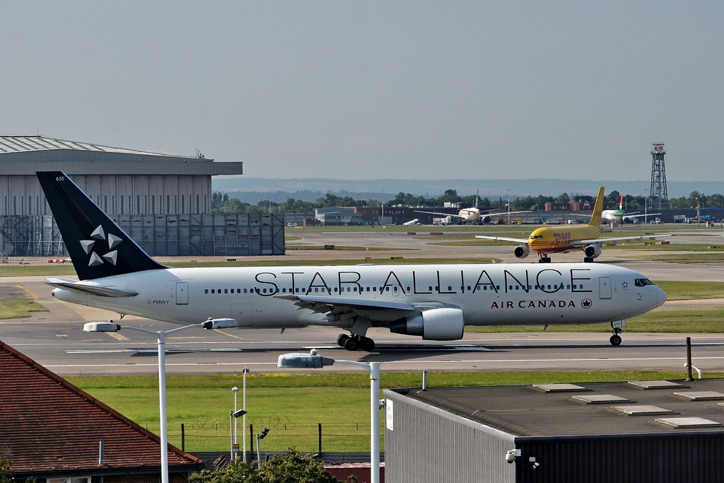 Star Alliance ( Air Canada ), C-GHLM, Airbus A330-343X. Jedes Mitglied der Star Alliance hat mehrere Flugzeuge in dieser speziellen Bemalung. 31.7.2011