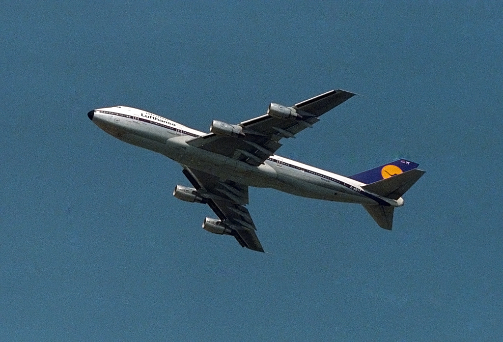 Start einer B 747-230BM, D-ABYT, Lufthansa, vom Flughafen FRA im Sommer 1988 (Scan vom Archivbild)