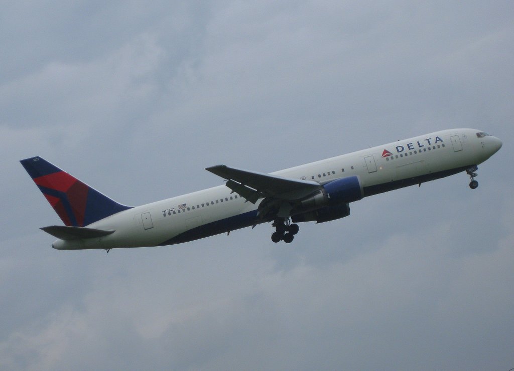 Start einer Delta Airlines-Boeing 767-300ER in Stuttgart (02.06.10)