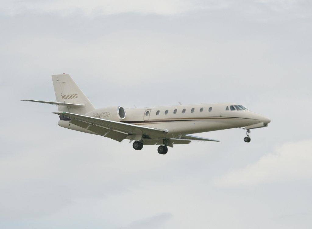 Steiner Films Cessna 680 Citation Sovereign N888SF kurz vor der Landung in Berlin-Tegel am 25.06.2012