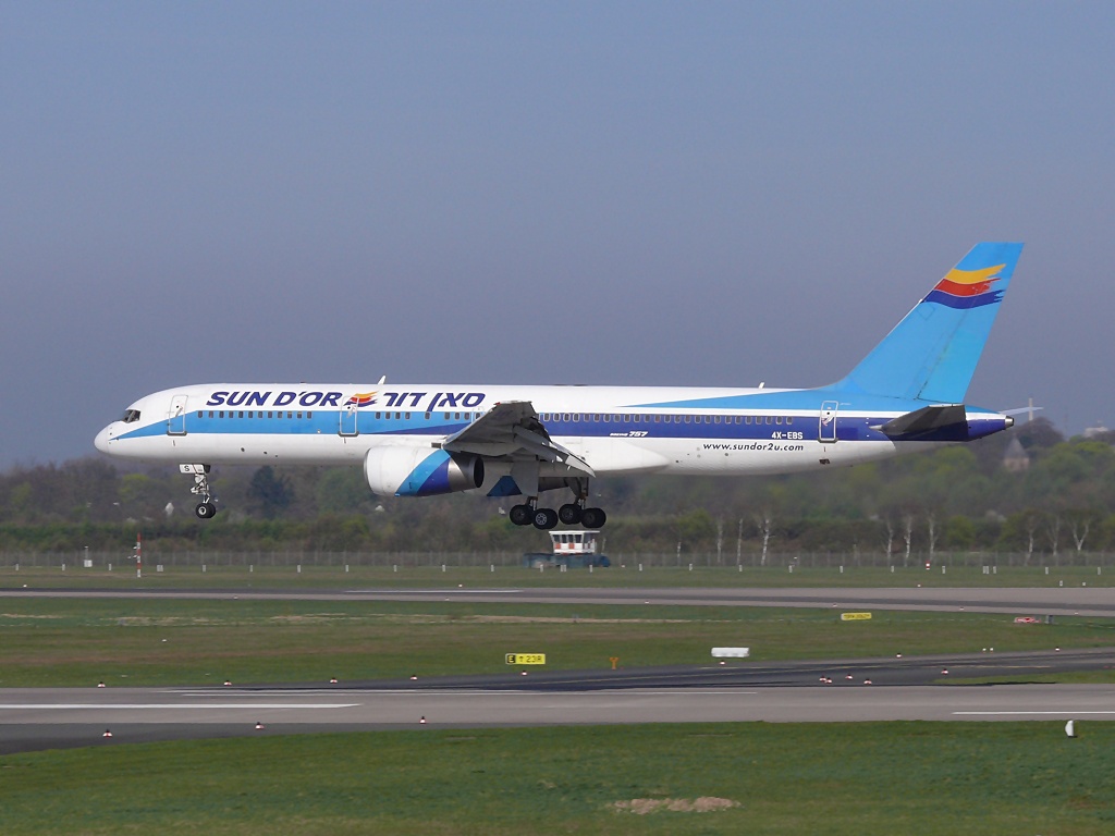 Sun d'or International Airlines; 4X-EBS; Boeing 757-258. Flughafen Dsseldorf. 02.04.2011.