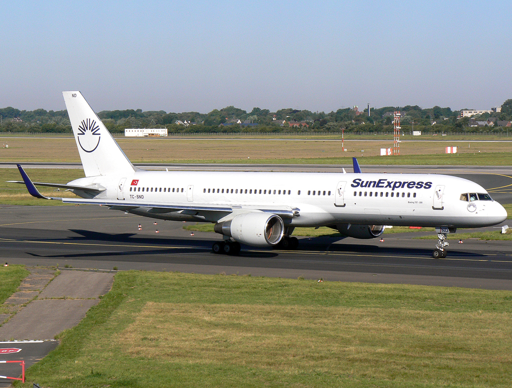 Sun Express B757-200 TC-SND auf dem Taxiway zur 23L in DUS / EDDL / Düsseldorf am 05.08.2007