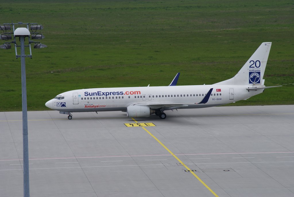 Sun Express, Boeing 737-800WL, Kennung: TC-SUU nach der Landung auf dem Flughafen Leipzig am 16.05.2010