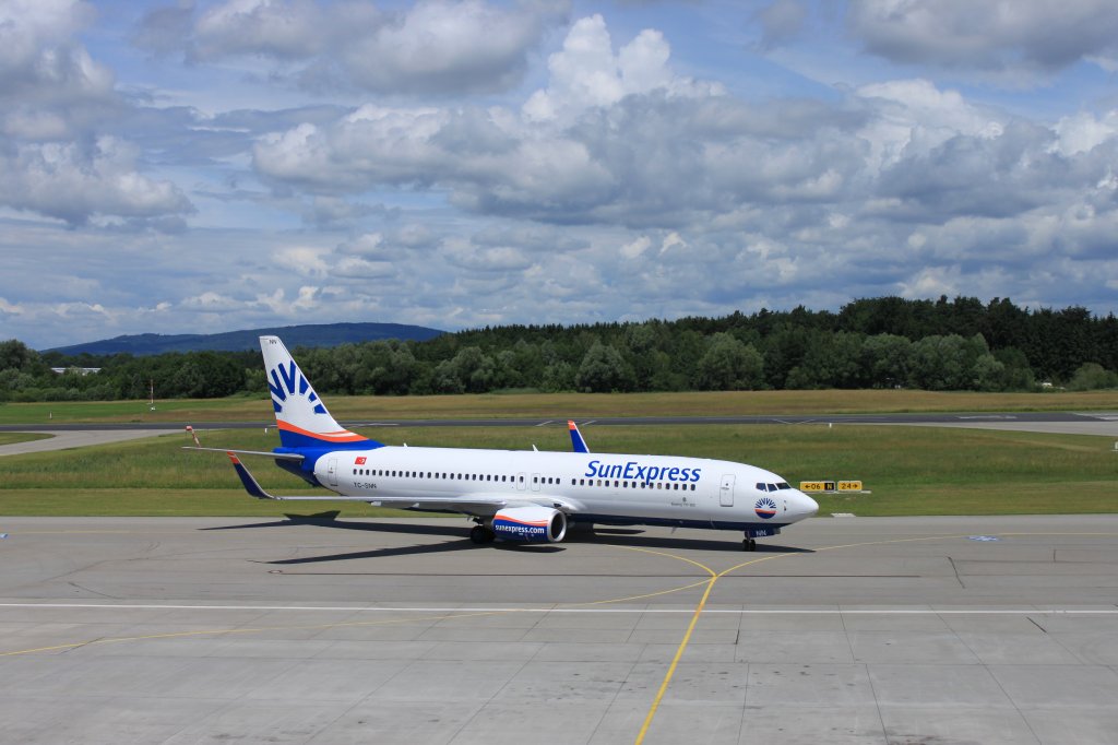 Sunexpress auf in Friedrichshafen (FDH). Die Boeing 737-800 aus Antalya flog gegen 13.10 Uhr zurck nach Antalya (13.06.2011, Besucherterasse Friedrichshafe Flughafen).