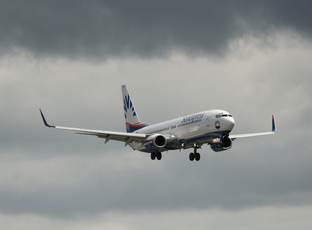 SunExpress B 737-82R TC-SUI kurz vor der Landung in Berlin-Tegel am 18.06.2011