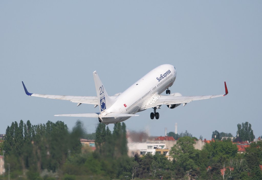 SunExpress B 737-86J TC-SNJ beim Start in Berlin-Tegel am 30.04.2011