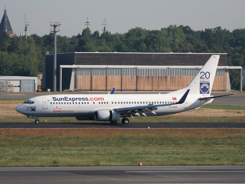 SunExpress B 737-86Q TC-SUO nach der Landung in Berlin-Tegel am 21.08.2010