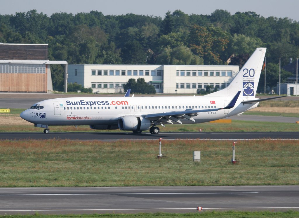 SunExpress B 737-86Q TC-SUO nach der Landung in Berlin-Tegel am 22.08.2010