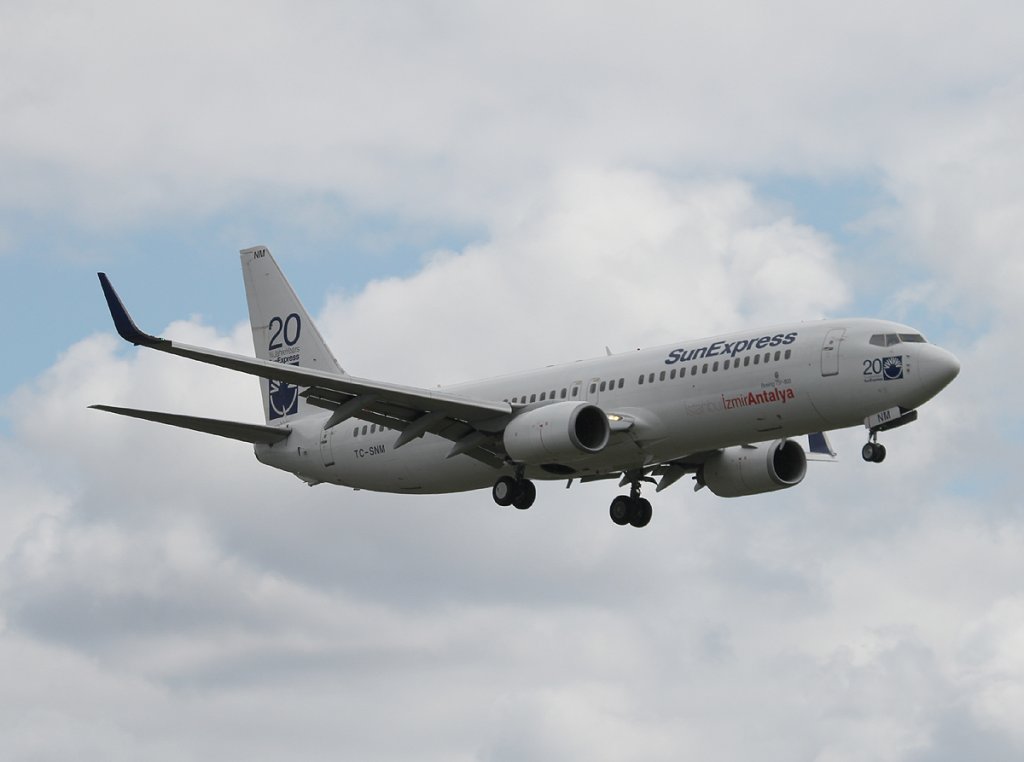 SunExpress B 737-8BK TC-SNM bei der Landung in Berlin-Tegel am 21.07.2012