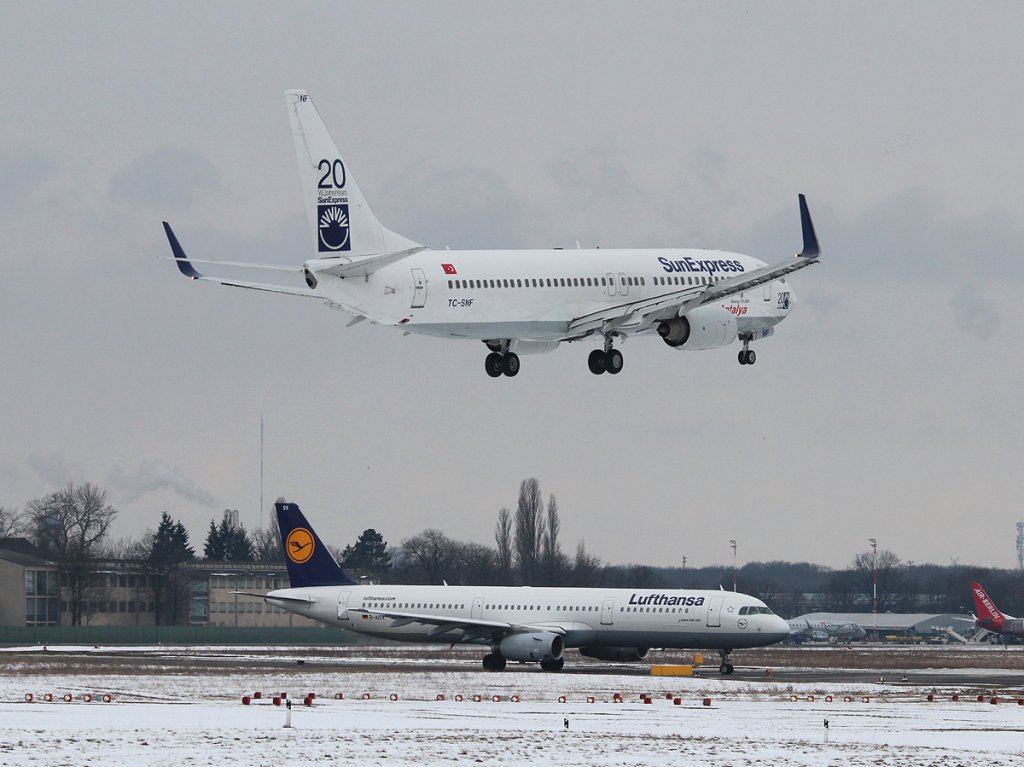 SunExpress B 737-8HC TC-SNF bei der Landung in Berlin-Tegel am 01.04.2013. 