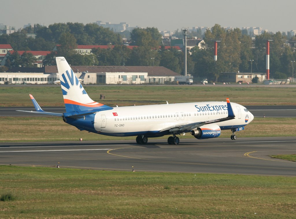 SunExpress B 737-8HC TC-SNO beim Start in Berlin-Tegel am 25.09.2011