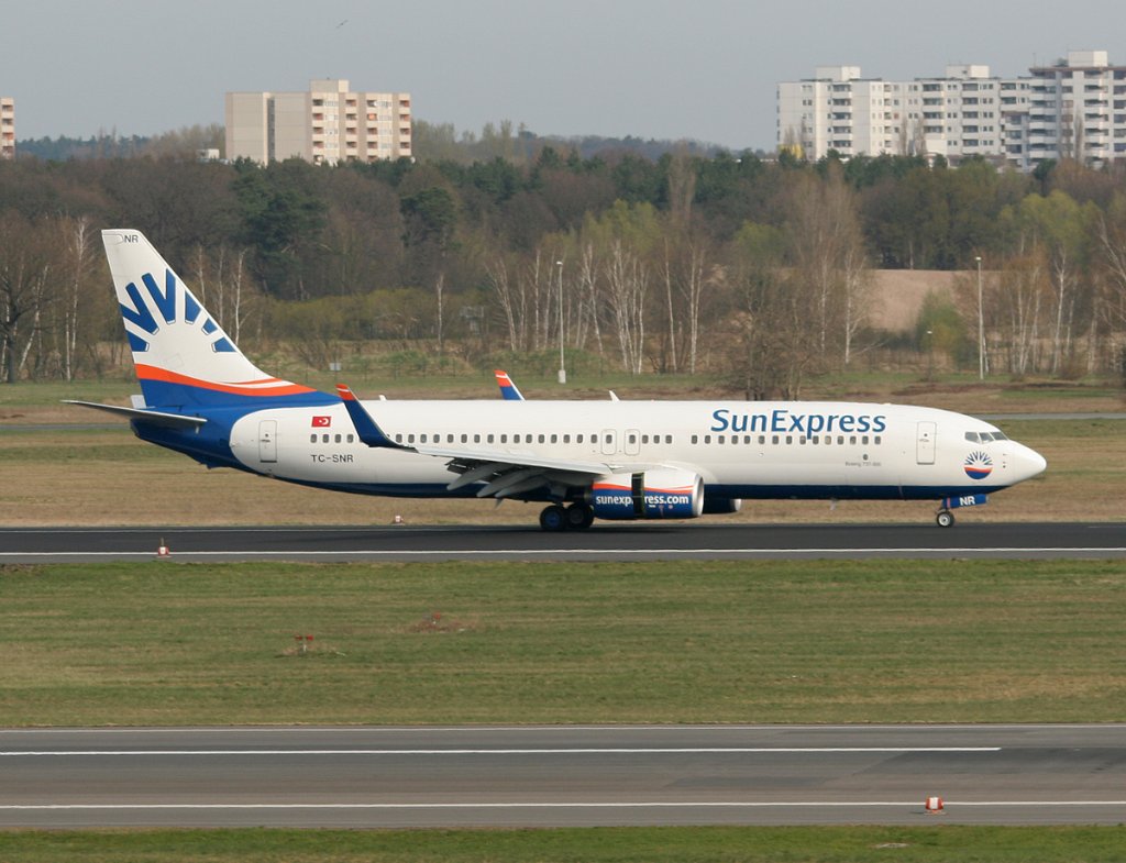 SunExpress B 737-8HC TC-SNR nach der Landung in Berlin-Tegel am 15.04.2012