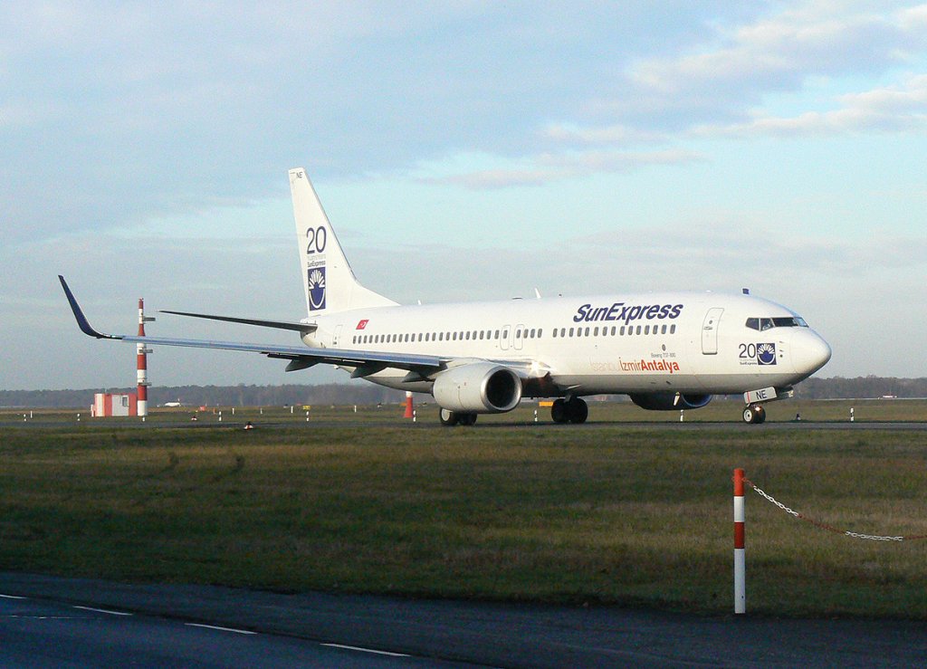 SunExpress B 737-8HX TC-SNE am Morgen des 21.11.2009 auf dem Weg zum Start in Berlin-Tegel