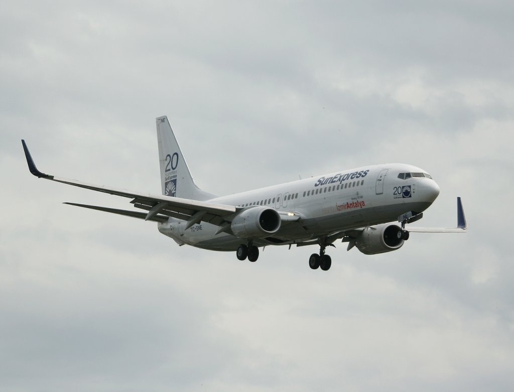 SunExpress B 737-8HX TC-SNE kurz vor der Landung in Berlin-Tegel am 18.06.2011